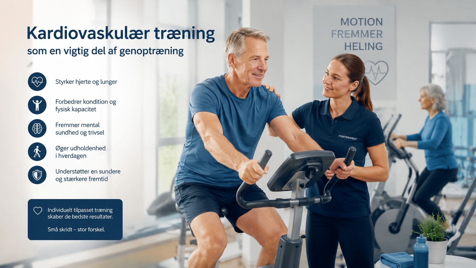 En fysioterapeut støtter en ældre mand, mens han cykler på en stationær motionscykel under genoptræning i et fitnesscenter.